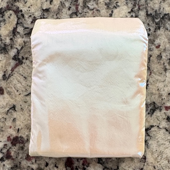 Gucci Beauty Pouch with Heart Mirror - White and Pink - Picture 5 of 8